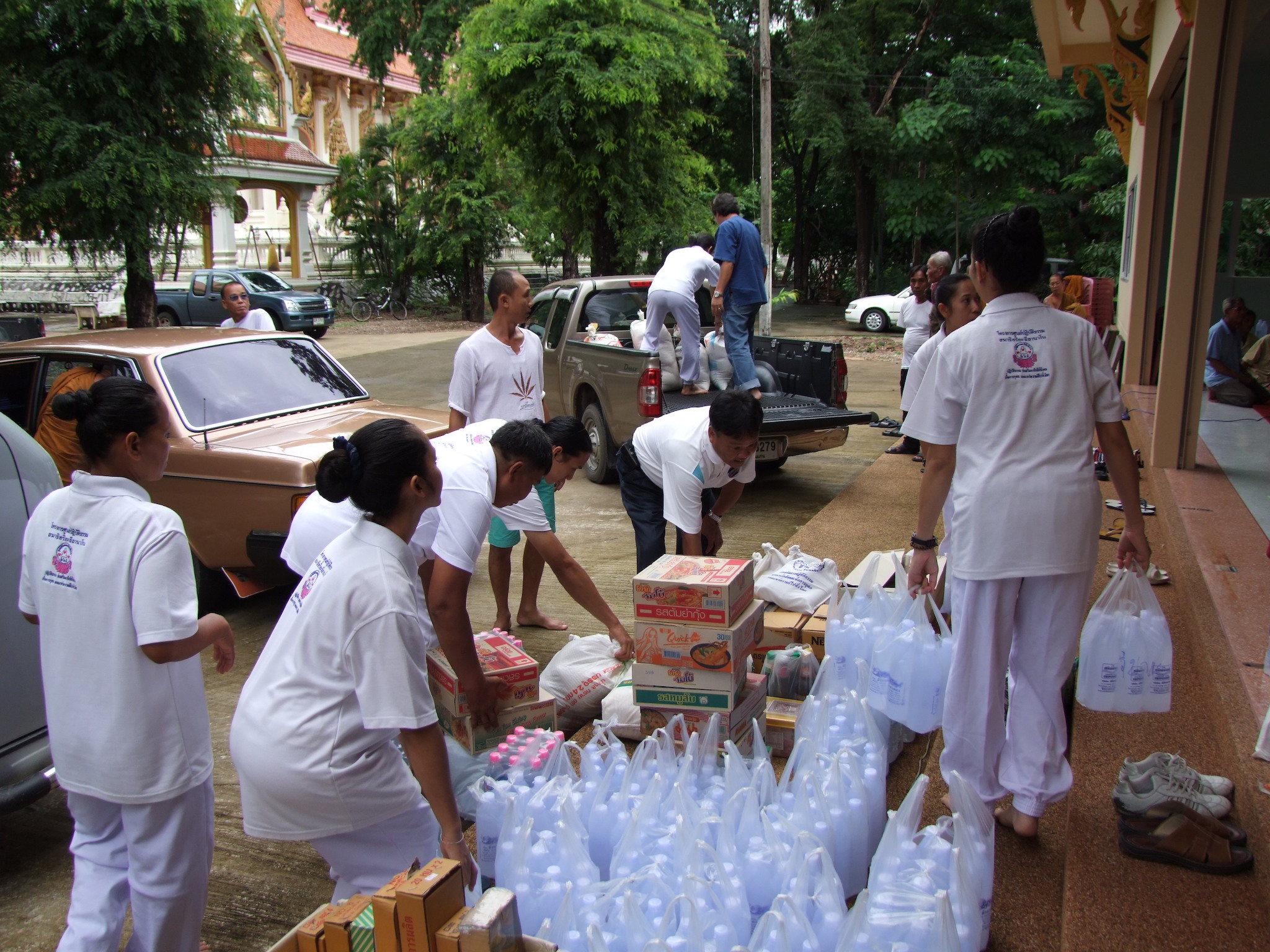 โครงการช่วยผู้ประสบภัยน้ำท่วมจังหวัดขอนแก่นครั้งที่ 1    วันที่ 3 ตุลาคม 2554 ณ วัดป่าศิริวันวนาราม  ต.ในเมือง  อ.เมือง  จังหวัดขอนแก่น (ช่วยพระและประชาชนที่ถูกน้ำท่วมในตำบลพระลับ)